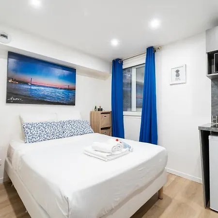 X Beautiful Studio In 8th Ii * Paris